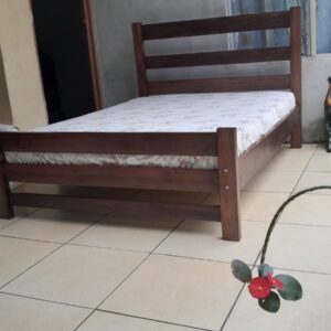 Cama matrimonial sencilla